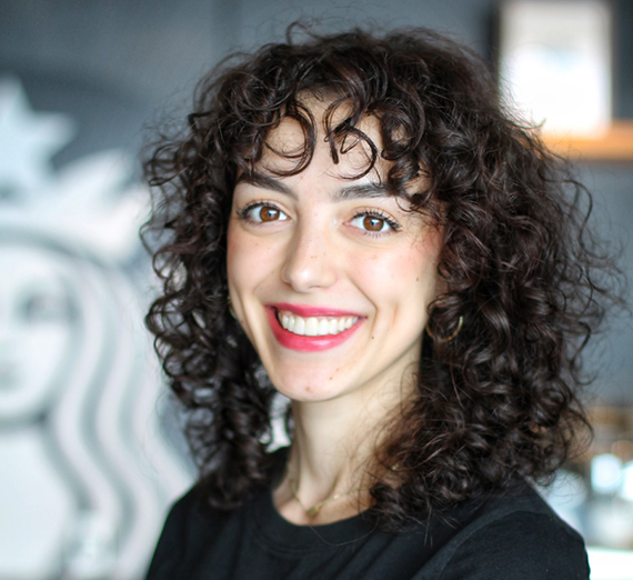 Une femme assise sur un tabouret à côté d’un pupitre